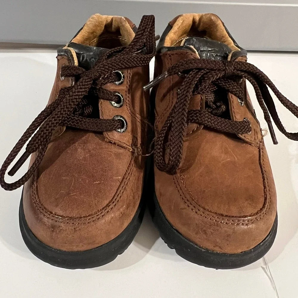 Toddler boy size 5.5 wide shoes (s-170)